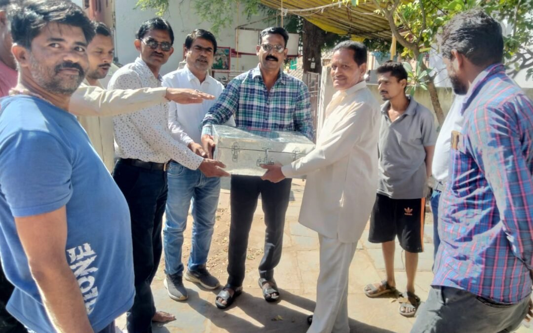 माटीकला बोर्ड द्वारा मिट्टी के बर्तन कारीगरो को औजार ( टूल्स) वितरण