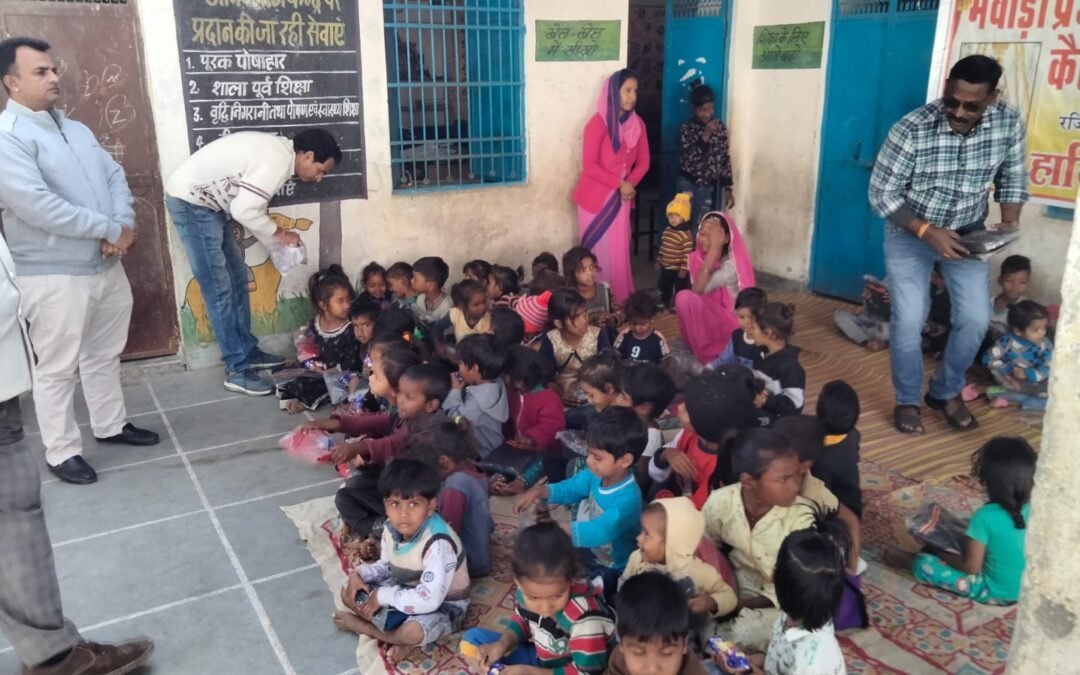 सर्दियों में दलित आदिवासी बच्चों को गर्म स्वेटर वितरित किए गये।